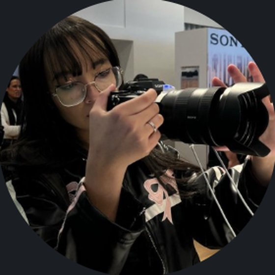 Letícia Bueno fotografando com uma câmera Sony